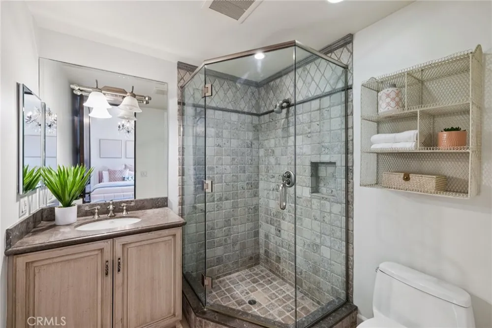 215 S Poinsettia Manhattan Beach, CA 90266