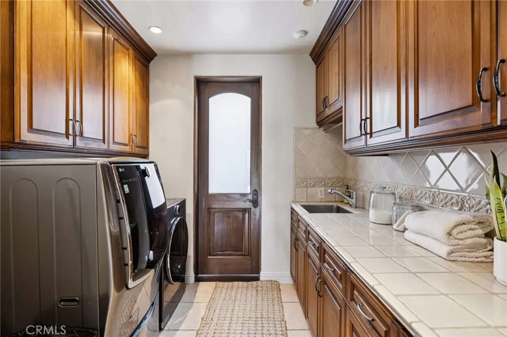 215 S Poinsettia Manhattan Beach, CA 90266