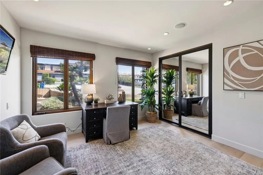 215 S Poinsettia Manhattan Beach, CA 90266