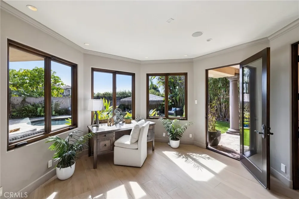 215 S Poinsettia Manhattan Beach, CA 90266