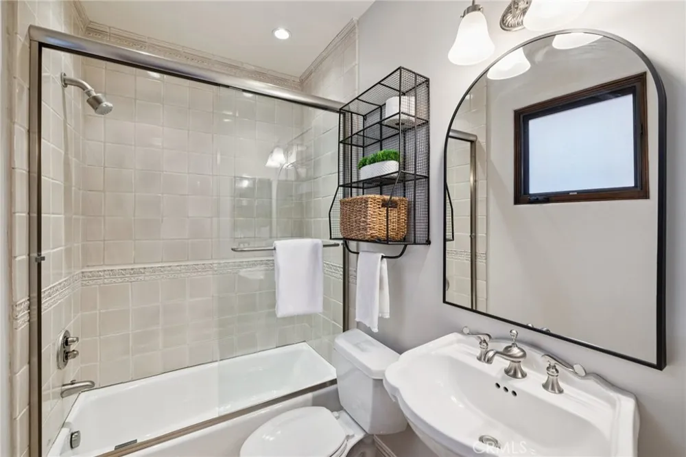 215 S Poinsettia Manhattan Beach, CA 90266