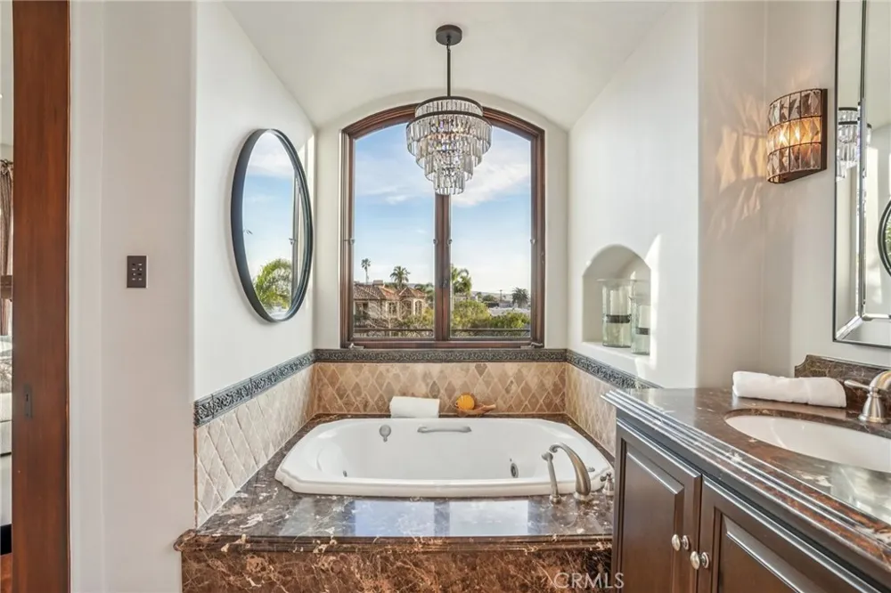 215 S Poinsettia Manhattan Beach, CA 90266