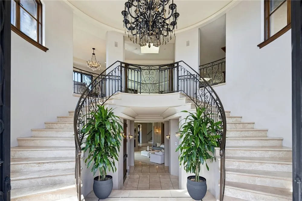215 S Poinsettia Manhattan Beach, CA 90266