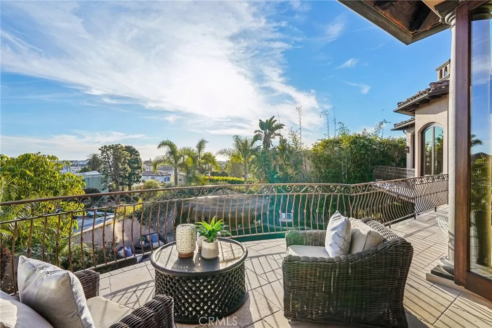 215 S Poinsettia Manhattan Beach, CA 90266