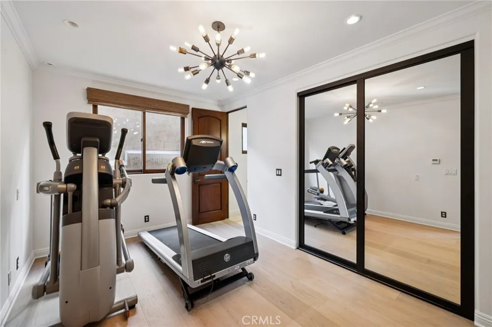 215 S Poinsettia Manhattan Beach, CA 90266
