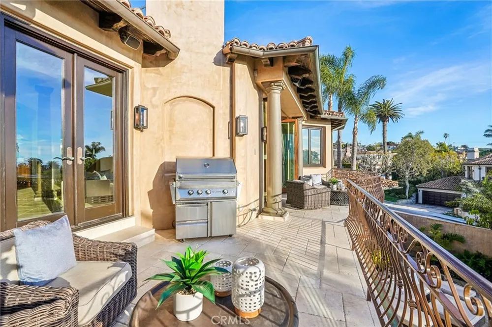 215 S Poinsettia Manhattan Beach, CA 90266