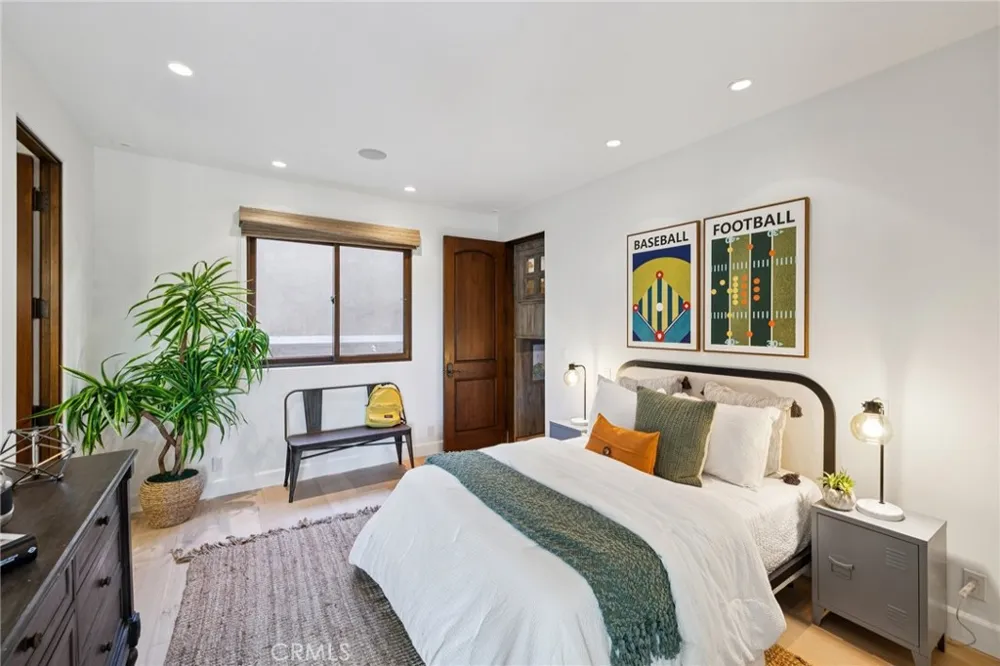 215 S Poinsettia Manhattan Beach, CA 90266