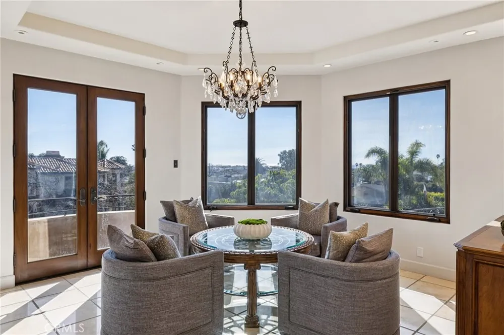 215 S Poinsettia Manhattan Beach, CA 90266