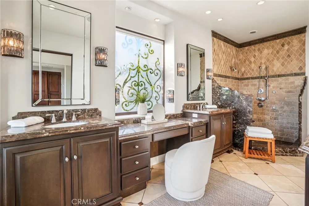 215 S Poinsettia Manhattan Beach, CA 90266