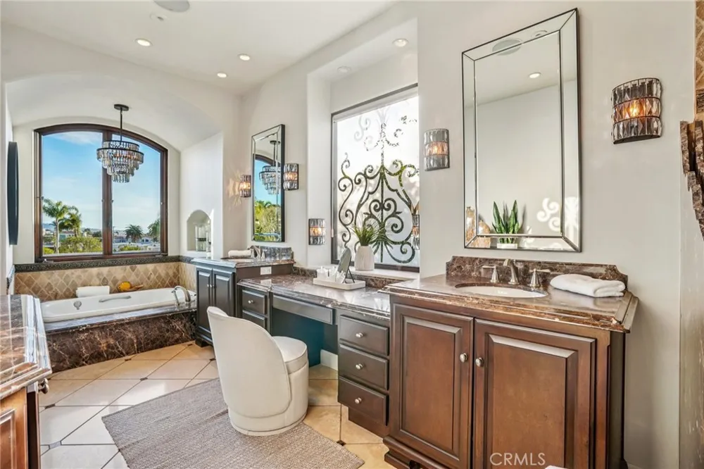 215 S Poinsettia Manhattan Beach, CA 90266