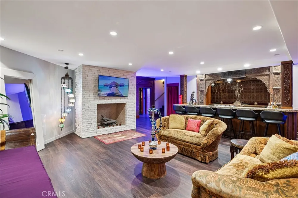 215 S Poinsettia Manhattan Beach, CA 90266