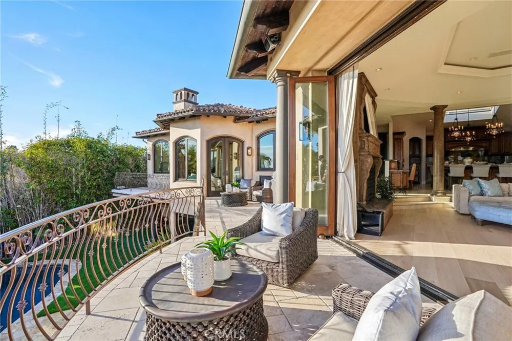 215 S Poinsettia Manhattan Beach, CA 90266