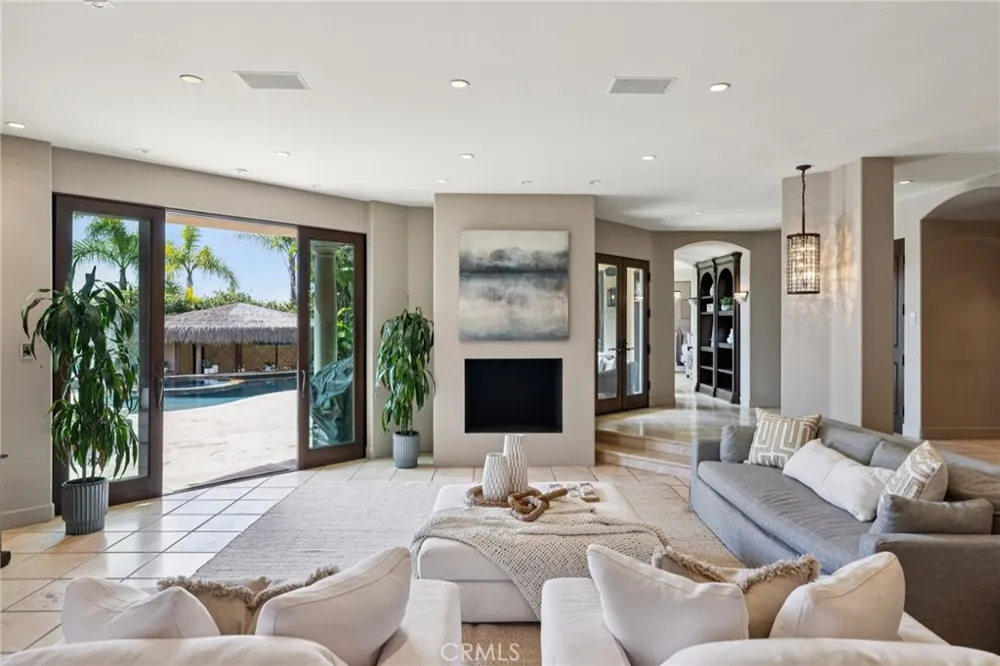 215 S Poinsettia Manhattan Beach, CA 90266