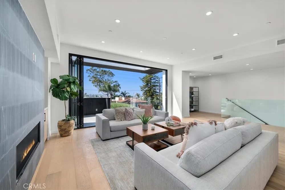 947 7th Street Hermosa Beach, CA 90254
