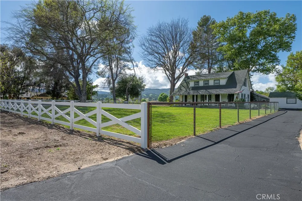 17490 Poplar Atascadero, CA 93422