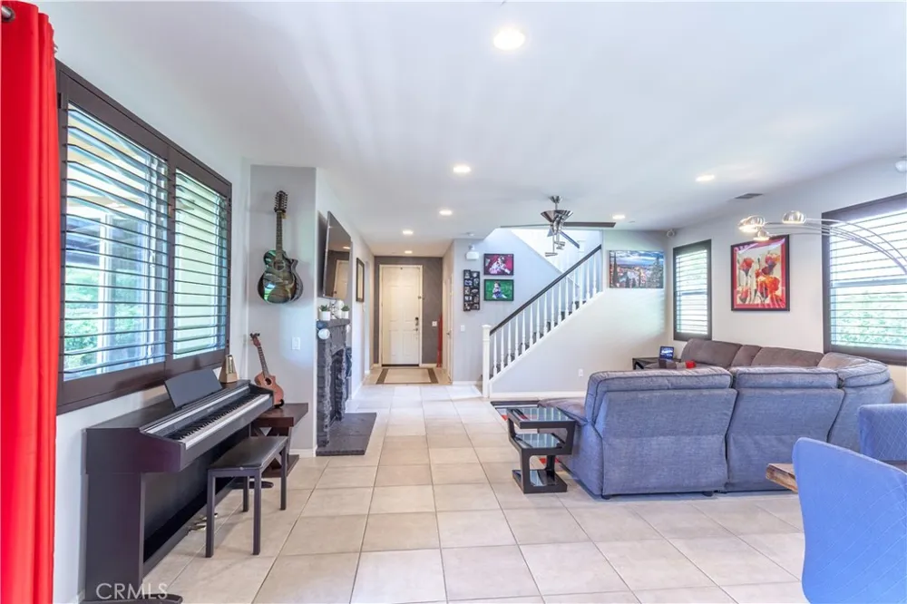 28502 Vista Del Rio Valencia, CA 91354