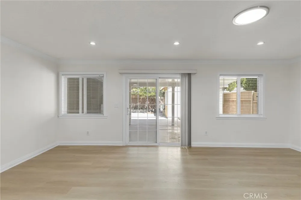 8012 Hesperia Reseda, CA 91335