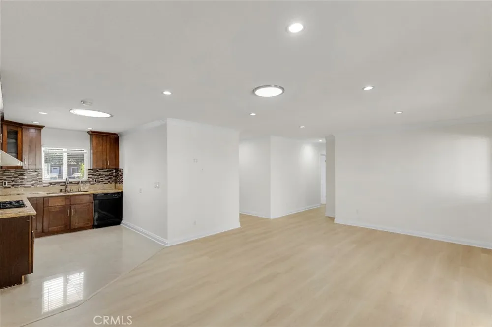 8012 Hesperia Reseda, CA 91335