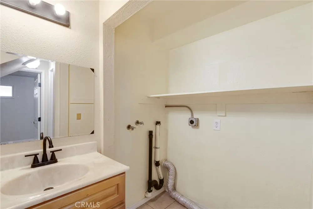 8012 Hesperia Reseda, CA 91335