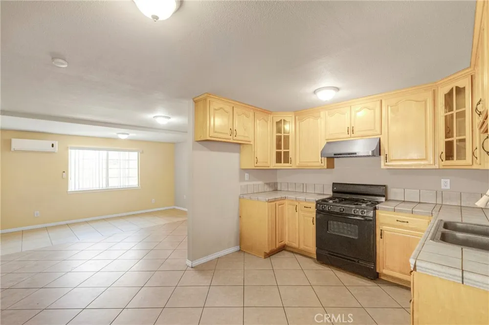 8012 Hesperia Reseda, CA 91335