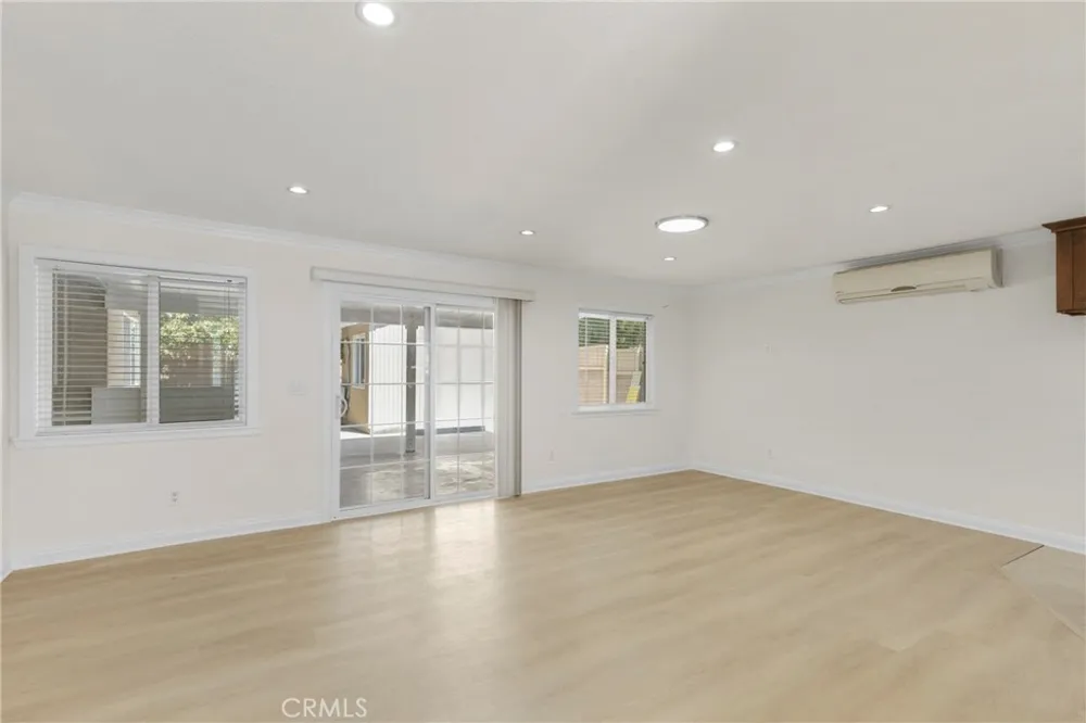 8012 Hesperia Reseda, CA 91335