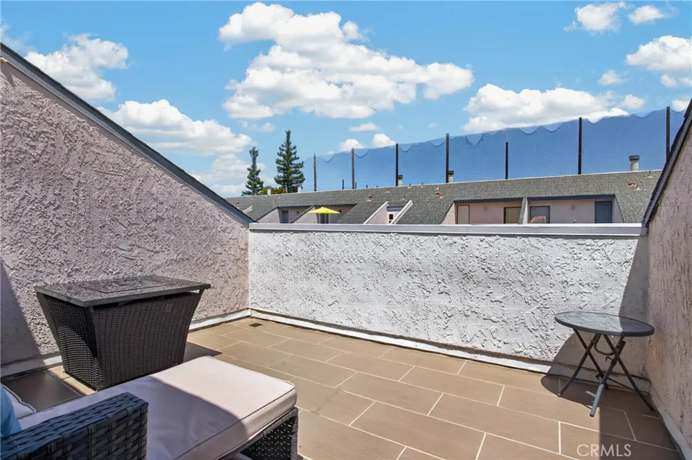 21333 Lassen #7B Chatsworth, CA 91311