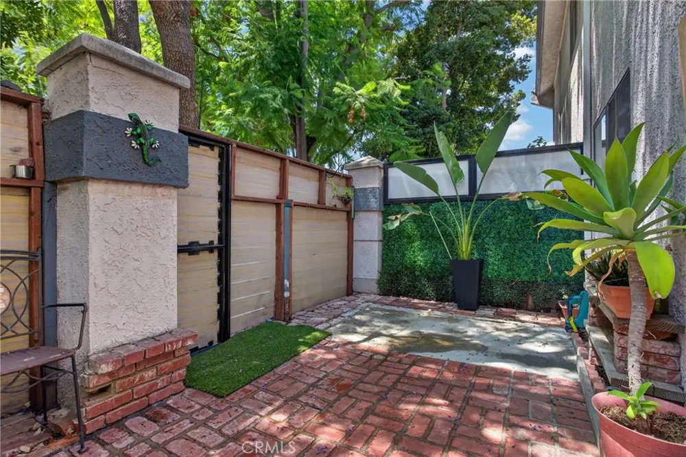 21333 Lassen #7B Chatsworth, CA 91311