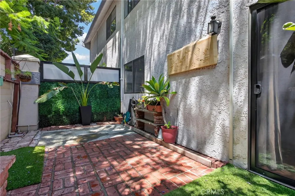 21333 Lassen #7B Chatsworth, CA 91311