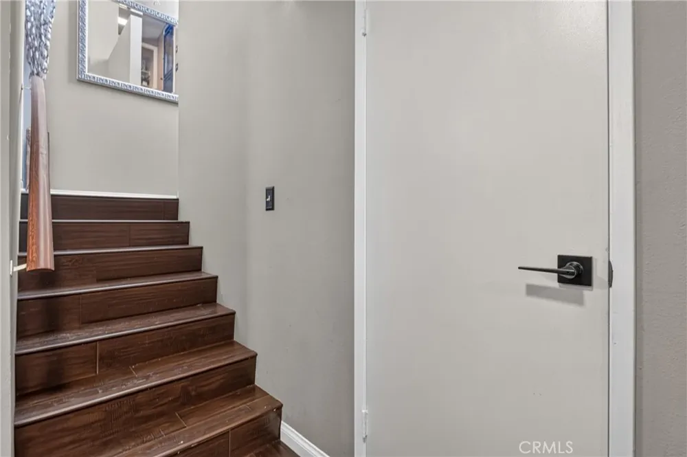 21333 Lassen #7B Chatsworth, CA 91311
