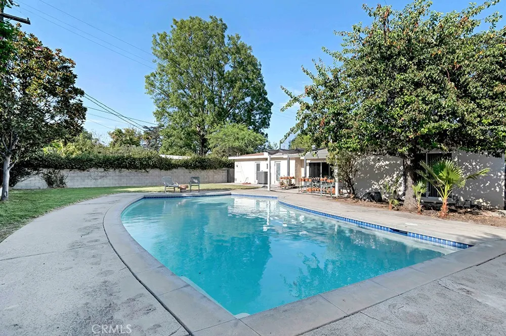 10037 Louise Northridge, CA 91325