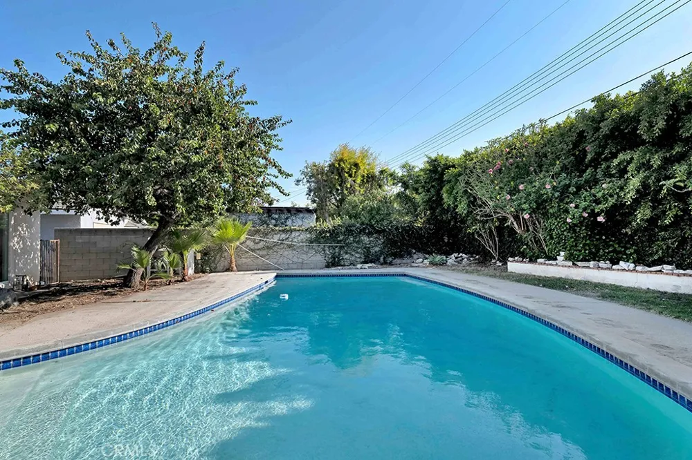 10037 Louise Northridge, CA 91325