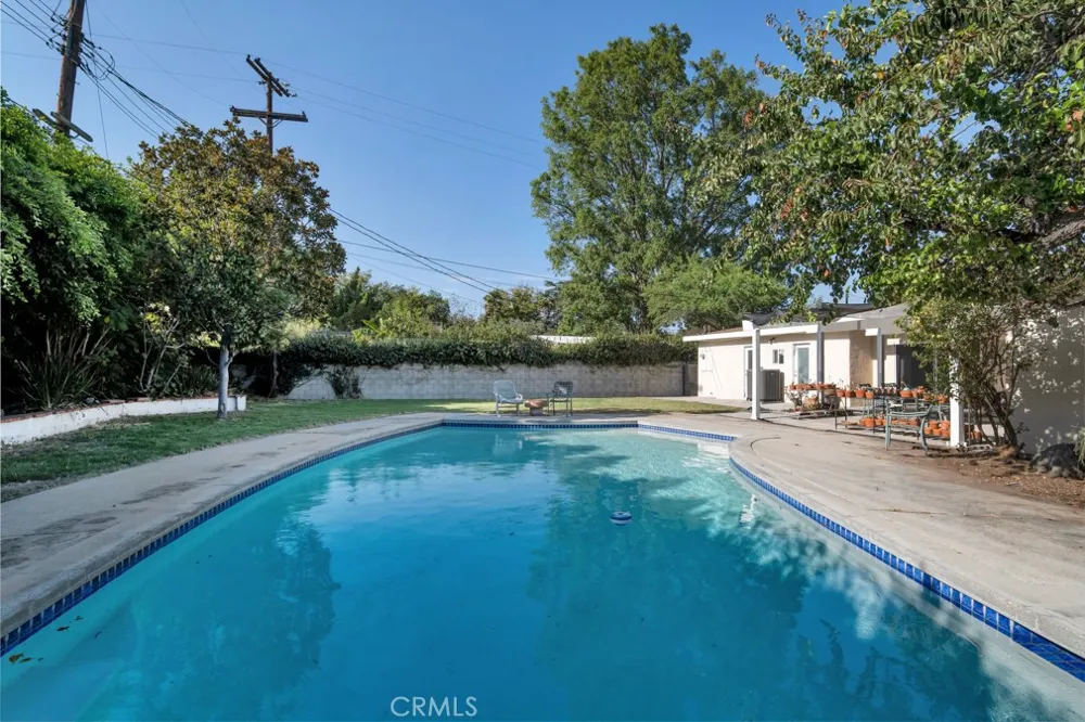10037 Louise Northridge, CA 91325