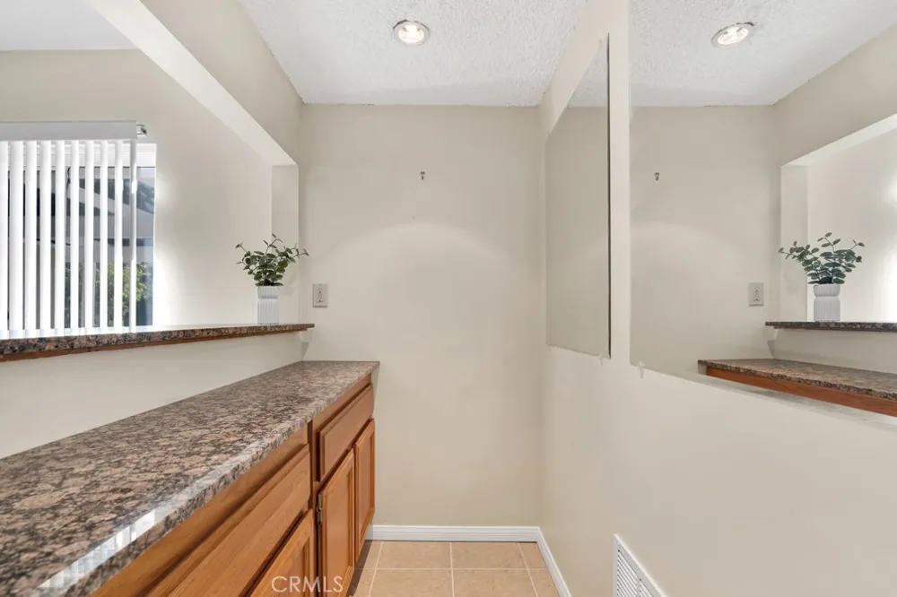 10037 Louise Northridge, CA 91325