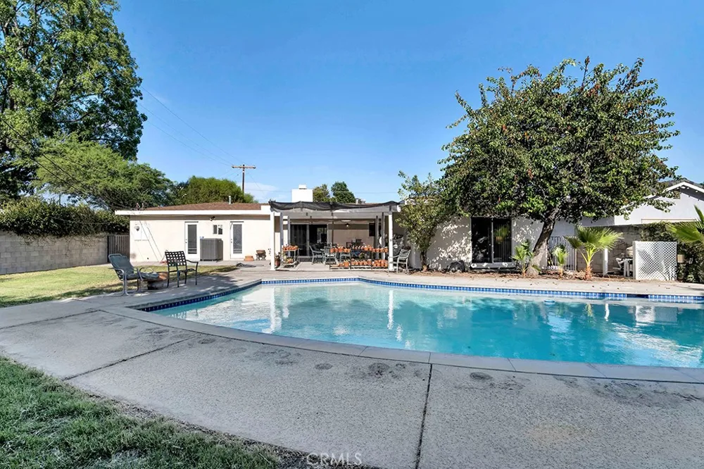 10037 Louise Northridge, CA 91325