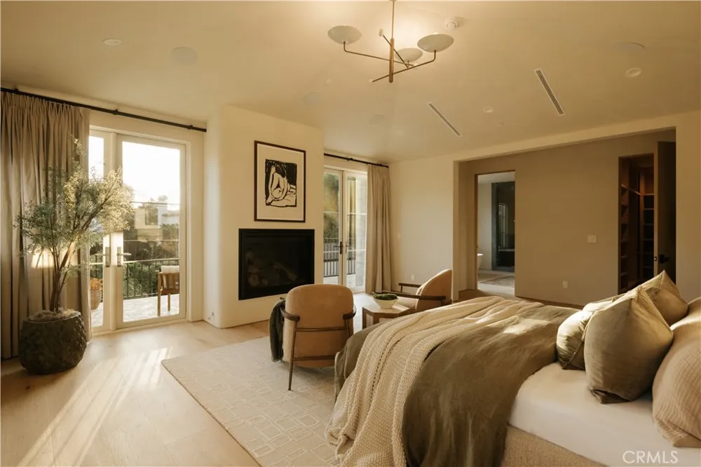 4521 Mary Ellen Avenue Sherman Oaks, CA 91423