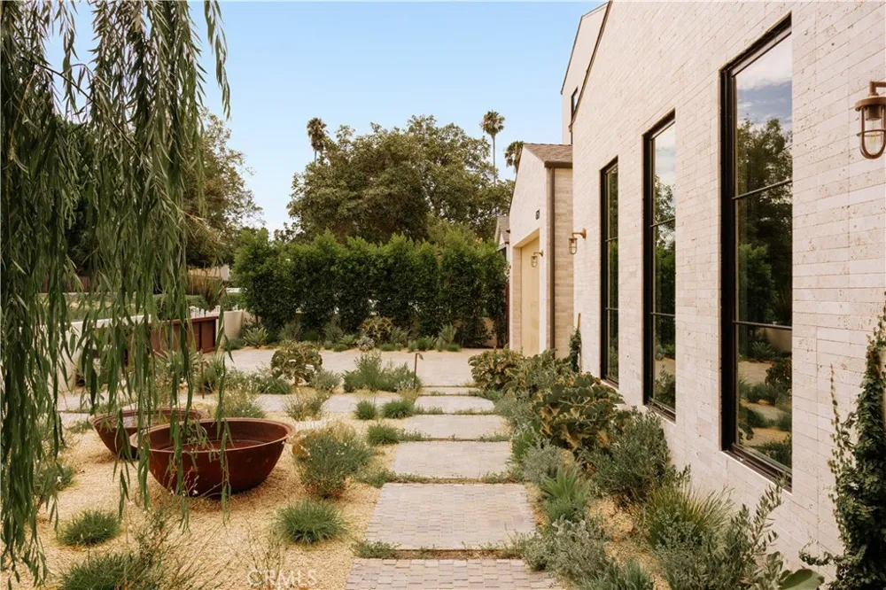 4521 Mary Ellen Avenue Sherman Oaks, CA 91423