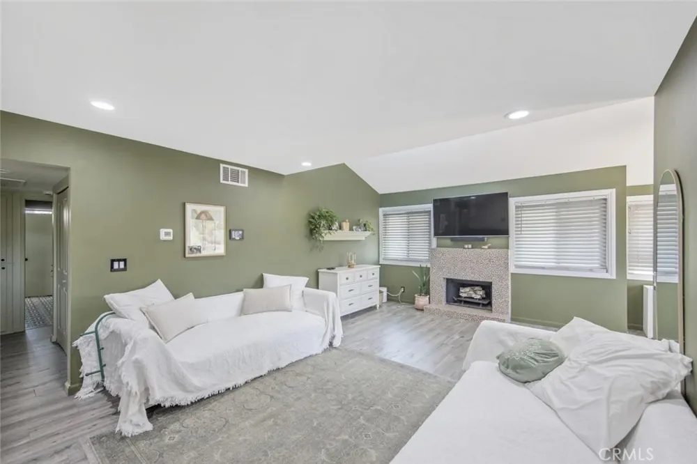27068 Hidaway #7 Canyon Country, CA 91351