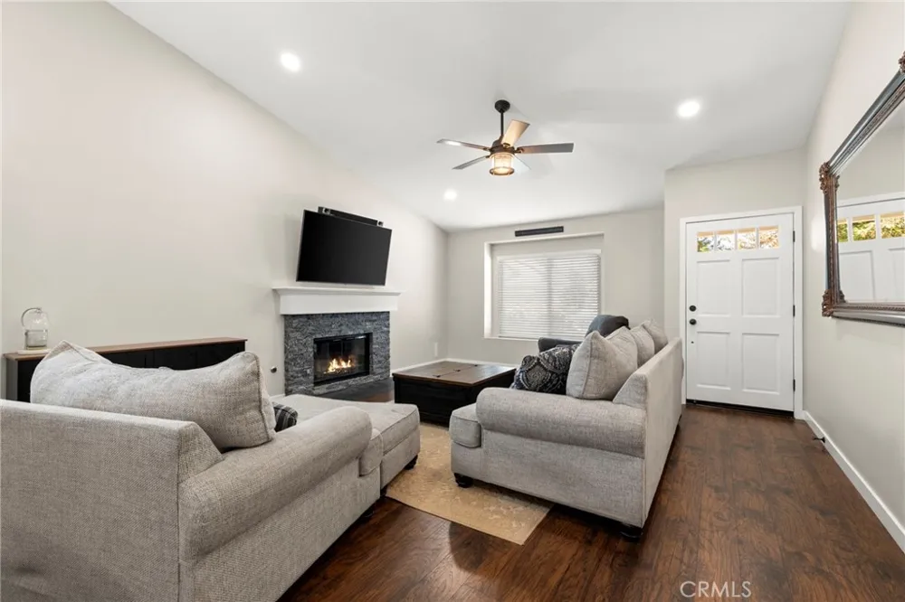 25526 NewCastle Court Saugus, CA 91350