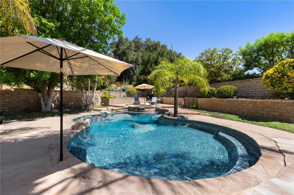 25526 NewCastle Court Saugus, CA 91350