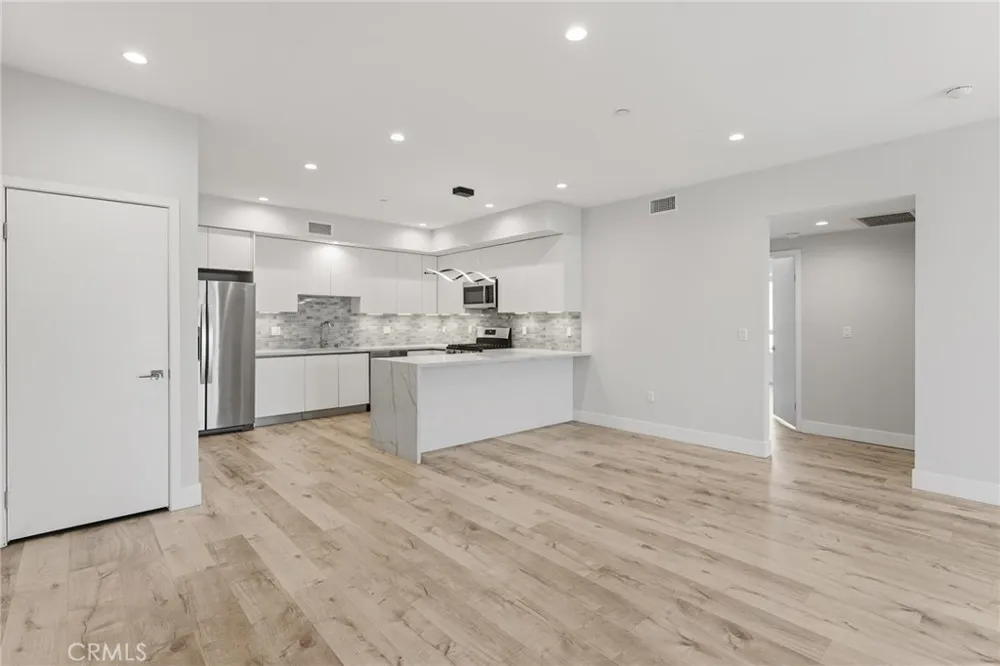 5820 La Mirada Avenue #302 Hollywood, CA 90038