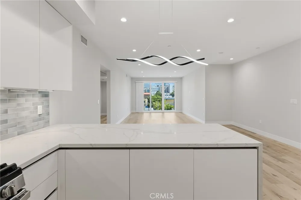 5820 La Mirada Avenue #302 Hollywood, CA 90038