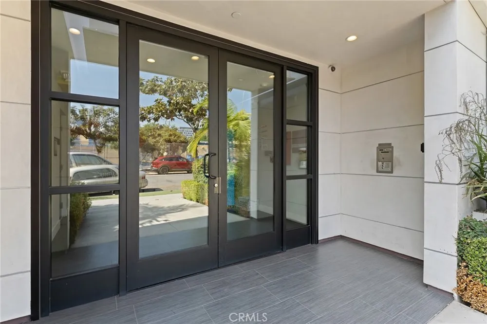 5820 La Mirada Avenue #302 Hollywood, CA 90038