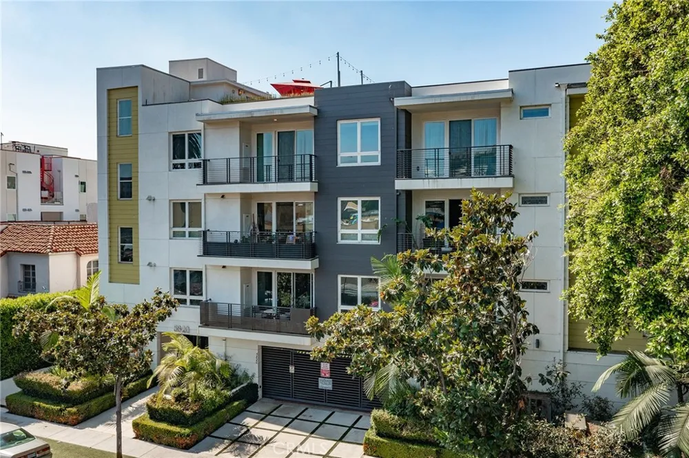 5820 La Mirada Avenue #302 Hollywood, CA 90038