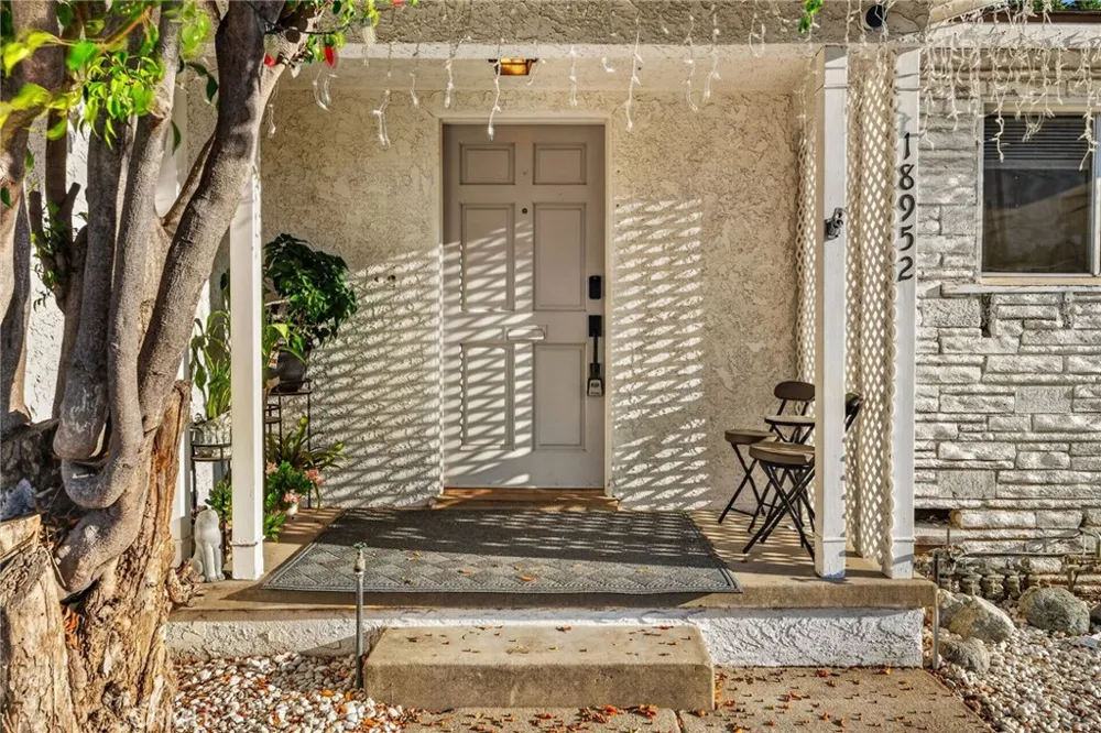 18952 Victory Boulevard Tarzana, CA 91335