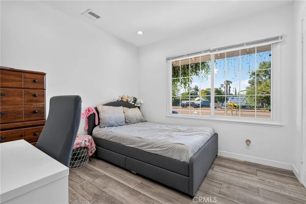 18952 Victory Boulevard Tarzana, CA 91335