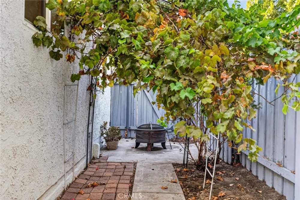 18952 Victory Boulevard Tarzana, CA 91335