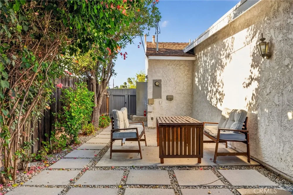 18952 Victory Boulevard Tarzana, CA 91335