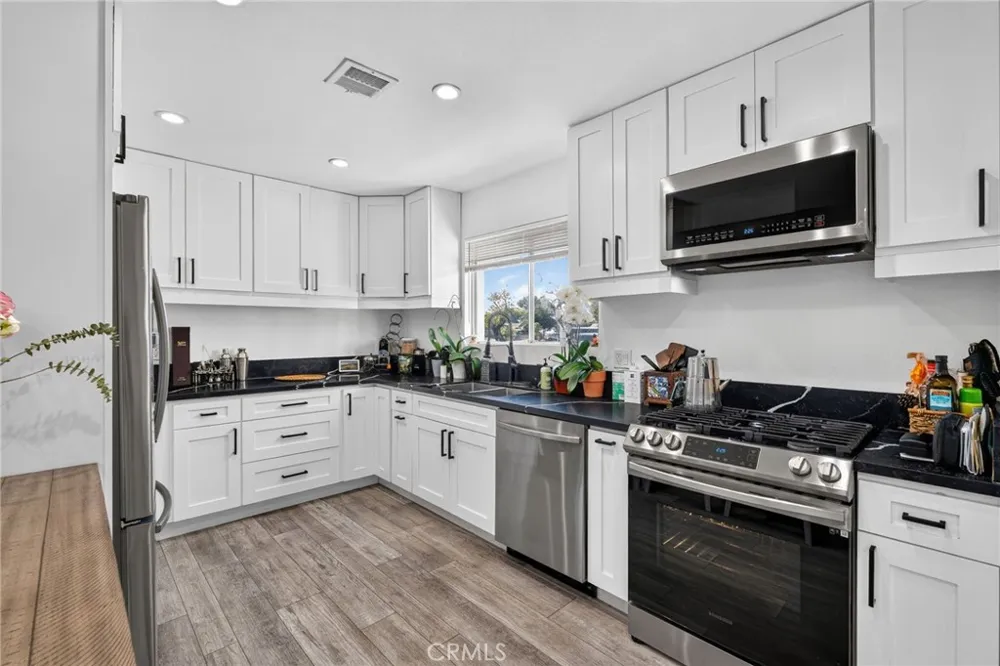 18952 Victory Boulevard Tarzana, CA 91335