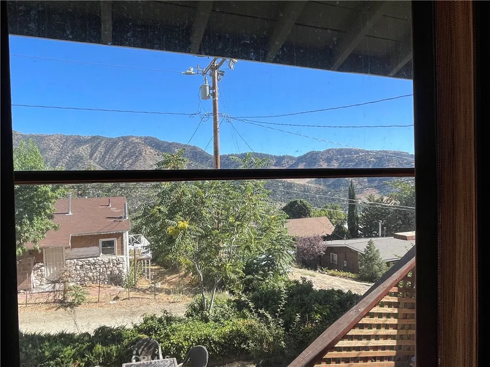 3432 Dakota Frazier Park, CA 93225