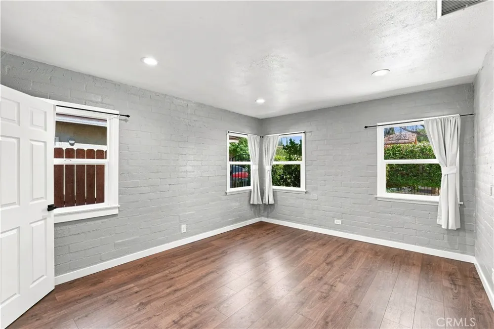 16020 Kittridge Street Lake Balboa, CA 91406